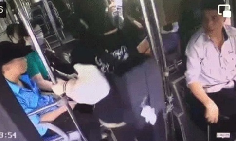 Lái xe, phụ xe buýt 'tung cước' tóm gọn tên trộm điện thoại