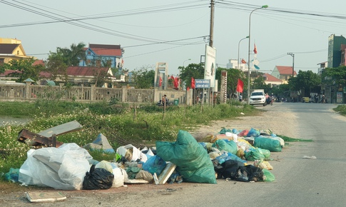 R&#225;c thải la liệt khắp c&#225;c tuyến đường n&#244;ng th&#244;n ở Quảng B&#236;nh