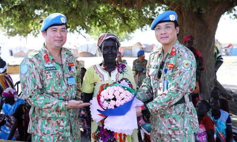 B&#225;c sĩ &quot;mũ nồi xanh&quot; Việt Nam tổ chức ng&#224;y 8/3 cho phụ nữ Nam Sudan