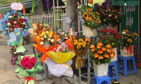 Tiểu thương thi nhau 'bán đổ bán tháo' hoa thu hồi vốn sau 8/3