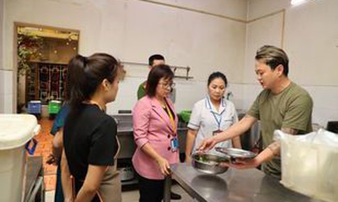 Đ&#236;nh chỉ hoạt động nh&#224; h&#224;ng bị tố cho kh&#225;ch d&#249;ng nước lẩu thừa