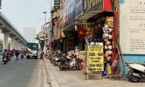 H&#224; Nội: Nhiều nơi bị bỏ qu&#234;n trong chiến dịch gi&#224;nh lại vỉa h&#232; cho người đi bộ