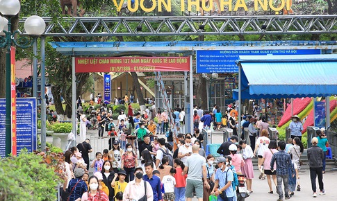 Cận cảnh các điểm vui chơi đông nghịt khách dịp nghỉ lễ 30/4 – 1/5