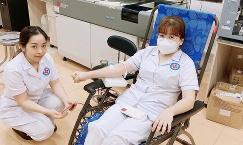 Bác sĩ, điều dưỡng hiến máu cứu nam thanh niên gặp tai nạn giao thông thoát cửa tử