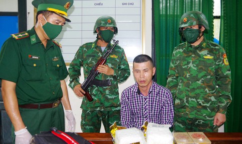 Bắt quả tang đối tượng vận chuyển trái phép ma túy số lượng lớn