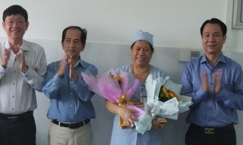 Bạn đọc tặng 5 triệu đồng cho nữ hộ l&#253; trả lại tiền, v&#224;ng