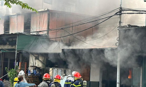 Ch&#225;y lớn tại d&#227;y nh&#224; kho chợ đầu mối Đền Lừ