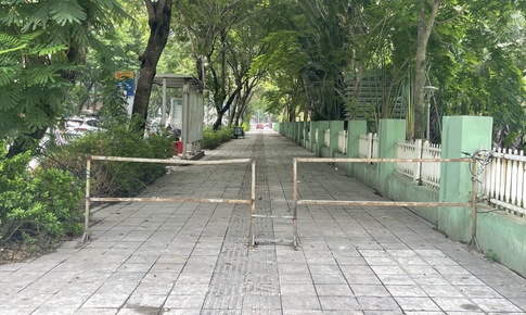 Muôn kiểu rào chắn để ngăn ô tô, xe máy leo lên vỉa hè ở Hà Nội