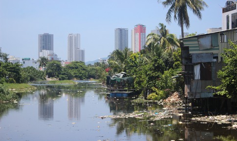 S&#244;ng trong th&#224;nh phố Nha Trang &#39;c&#242;ng lưng&#39; g&#225;nh r&#225;c