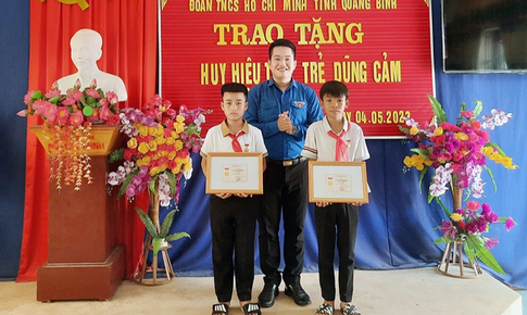 Tặng Huy hiệu &quot;Tuổi trẻ dũng cảm&quot; cho hai học sinh cứu người đuối nước