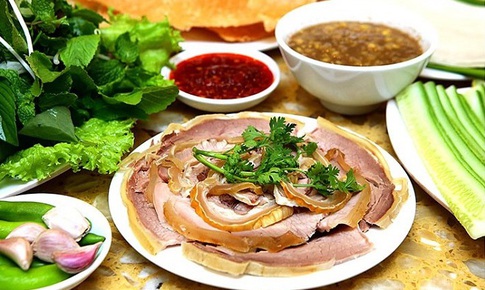 48 người ngộ độc sau ăn b&#234; thui, rau sống v&#224; tiết canh cua ở tiệc cưới