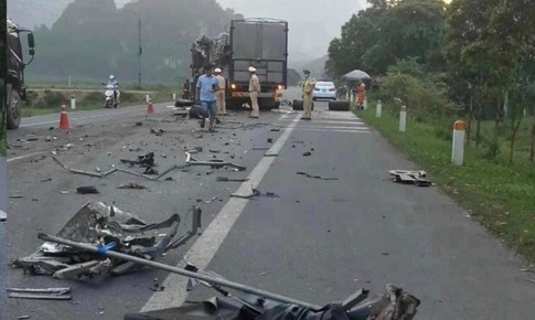 Va chạm giữa ô tô tải và xe đầu kéo trên Quốc lộ 1 khiến 2 người thương vong