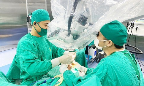 Cắt c&#226;y tr&#234;n đồi, người đ&#224;n &#244;ng bị đứt rời cẳng ch&#226;n