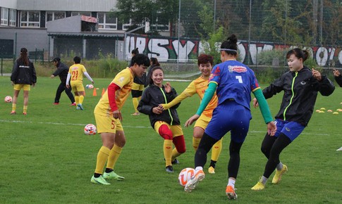 Tuyển Nữ Việt Nam tập luyện dưới mưa chờ đối đầu U23 Nữ Ba Lan