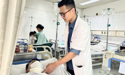Nam bệnh nhân đến bệnh viện cấp cứu cùng thanh xà beng 90cm đâm xuyên vào vùng cổ