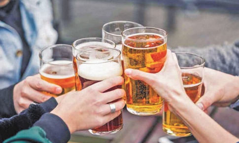 Ảnh hưởng của rượu, bia đến c&#226;n nặng thế n&#224;o?