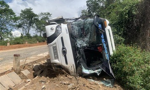 Xe chở Câu lạc bộ Bóng đá trẻ Quảng Nam bị lật, 1 cầu thủ tử vong