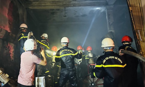 Hàng trăm cán bộ, chiến sĩ chữa cháy trong đêm