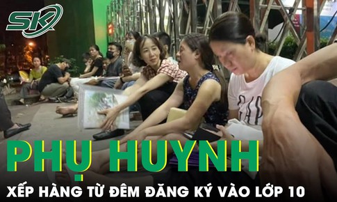 Phụ huynh xếp h&#224;ng từ tờ mờ s&#225;ng lấy giấy đăng k&#253; v&#224;o lớp 10 d&#226;n lập cho con