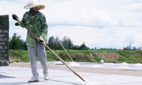 Nhọc nhằn nghề l&#224;m muối ở c&#225;c l&#224;ng ven biển Nghệ An