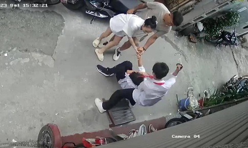 Cách thoát khỏi những trận đòn hội đồng 'trong gang tấc'