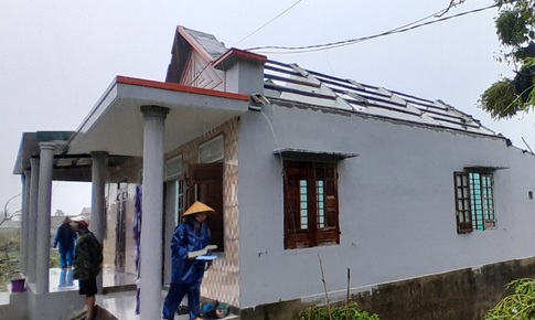 Lốc xoáy cuốn bay hàng chục mái nhà ở Thừa Thiên Huế