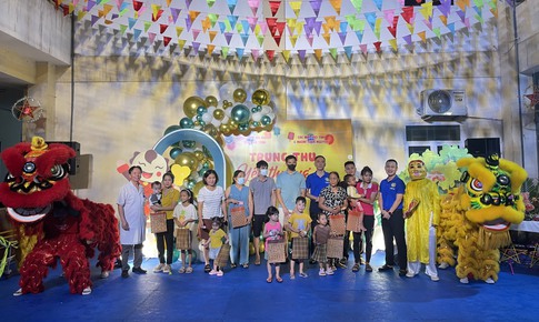 Mang 'chú Cuội, chị Hằng' đến với các bệnh nhi