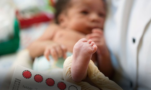 Mẹ nhiễm HIV nên cho con bú mẹ hay bú bình?