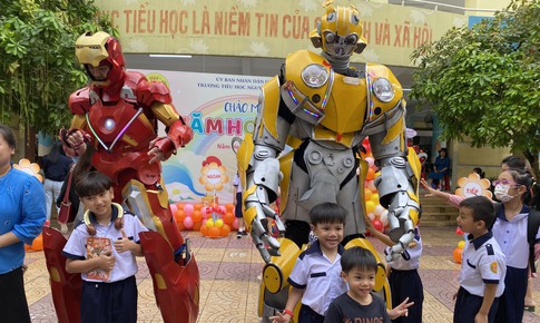 Si&#234;u anh h&#249;ng Iron Man v&#224; Bumblebee đ&#243;n học sinh v&#224;o năm học mới