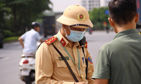 CSGT kh&#244;ng bắt buộc phải ‘Ch&#224;o &#244;ng, b&#224;, anh chị…’  khi y&#234;u cầu dừng, kiểm tra phương tiện