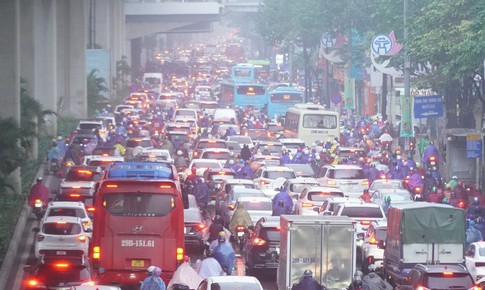 Mưa r&#233;t tr&#224;n về, nhiều ngả đường H&#224; Nội &#249;n tắc