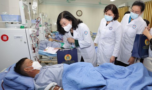 Bộ trưởng Bộ Y tế Đ&#224;o Hồng Lan thăm, tặng qu&#224; bệnh nh&#226;n tại Trung t&#226;m Y tế huyện Ti&#234;n Du, Bắc Ninh