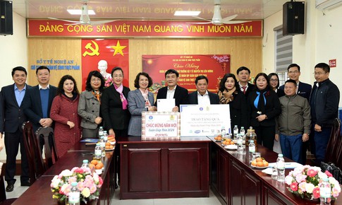 Thứ trưởng Bộ Y tế Nguyễn Thị Li&#234;n Hương thăm, tặng qu&#224; Tết tại Nghệ An