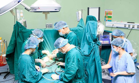 Người phụ nữ L&#224;o x&#250;c động cảm ơn b&#225;c sĩ Việt Nam khi con được ‘v&#225; tim’