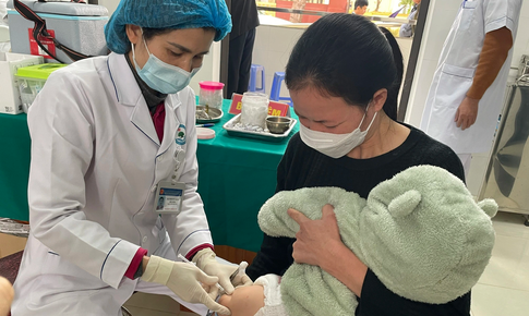 Bộ Y tế gi&#225;m s&#225;t ti&#234;m chủng vaccine 5 trong 1 tại Tuy&#234;n Quang
