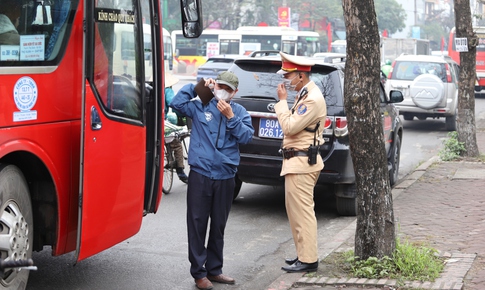 &#39;Kh&#225;m&#39; xe kh&#225;ch dịp cận Tết, ph&#225;t hiện t&#224;i xế chở cả xe m&#225;y trong khoang chở người