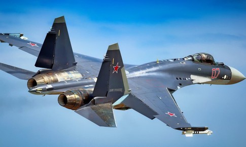 Khoảnh khắc đ&#225;ng ch&#250; &#253;: Su-35 Nga lướt qua F-16 Mỹ