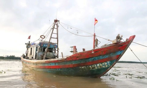 Giải cứu th&#224;nh c&#244;ng 2 t&#224;u c&#225; c&#244;ng suất lớn mắc cạn tại cửa biển Lạch Vạn