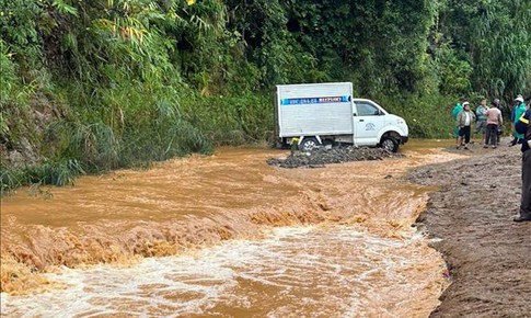 L&#226;m Đồng: T&#236;m thấy thi thể l&#225;i xe bị lũ cuốn khi xe tải qua đập tr&#224;n