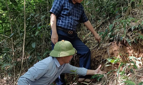 Di dời khẩn cấp c&#225;c hộ d&#226;n v&#236; xuất hiện vết nứt ngang đồi