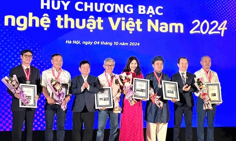 Bộ ảnh &#39;Cho đi l&#224; c&#242;n m&#227;i&#39; của B&#225;o Sức khỏe v&#224; Đời sống đoạt Huy chương Bạc Ảnh nghệ thuật 2024