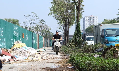 Tuyến đường tại H&#224; Nội bị &#39;cắt cụt&#39; ngập r&#225;c, tr&#224;n lan vi phạm trật tự đ&#244; thị