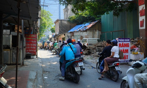 Người d&#226;n chật vật di chuyển qua con ng&#245; &#39;huyết mạch&#39; chờ mở rộng quận Cầu Giấy