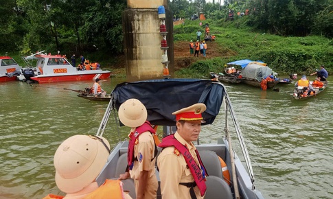 T&#236;m thấy thi thể 2 nạn nh&#226;n tr&#234;n xe r&#225;c rơi xuống s&#244;ng mất t&#237;ch