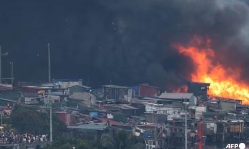 Hỏa hoạn tại khu ổ chuột ở Manila, 1.000 ng&#244;i nh&#224; bị thi&#234;u rụi trong biển lửa