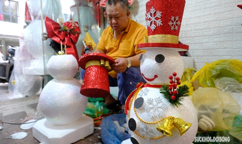 Người d&#226;n phố cổ tất bật ‘nặn’ Người Tuyết dịp Noel kiếm bạc triệu mỗi ng&#224;y