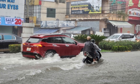 Đường ngập do mưa lớn, người d&#226;n chật vật di chuyển trong s&#225;ng đầu tuần