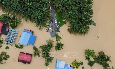 H&#224;ng trăm ngh&#236;n người Malaysia phải sơ t&#225;n do lũ lụt