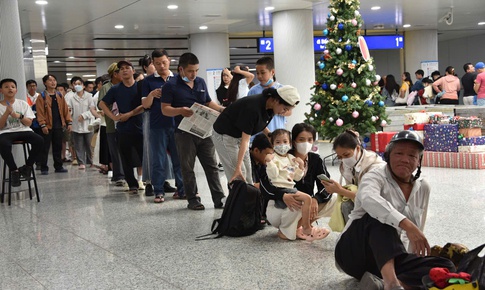 Người d&#226;n TPHCM mệt mỏi, xếp h&#224;ng d&#224;i chờ trải nghiệm tuyến Metro số 1