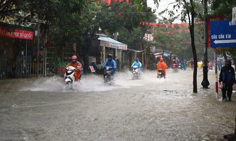 Miền Bắc duy tr&#236; r&#233;t đậm, Miền Trung bước v&#224;o đợt mưa lớn